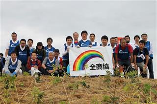 全商協では継続的に東北沿岸部の植樹活動に参加している