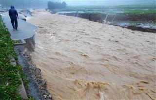 大雨による濁流で、道路も大きくえぐられた＝５日午後、福岡県朝倉市（同市提供）