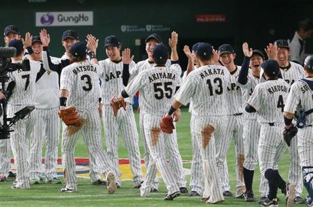 ＷＢＣ　日本代表対キューバ代表　試合に勝利した日本ナインを迎える山田哲人ら＝東京ドーム（撮影・松永渉平）