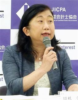 記者会見する日本公認会計士協会の関根愛子会長＝１３日午後、東京都千代田区