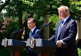 共同記者会見を行う韓国の文在寅大統領（左）とトランプ米大統領＝６月３０日、ホワイトハウス（ＵＰＩ＝共同）