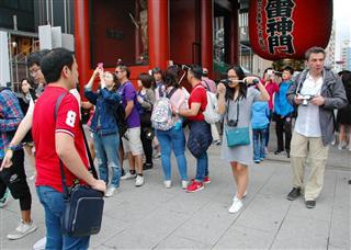 外国人旅行者らでにぎわう東京・浅草の浅草寺雷門＝２０１７年６月撮影（共同）