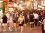 訪日外国人でごった返す夜の道頓堀＝２０１７年７月、大阪市中央区