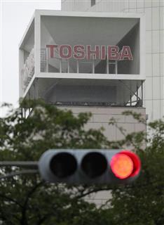 東京証券取引所の市場区分が１部から２部に降格になる東芝の本社＝東京都港区（福島範和撮影）