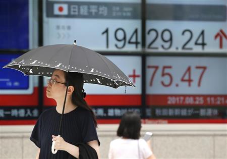 株価を示す掲示板＝２５日、東京都内（ＡＰ）