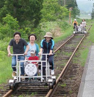 「道南トロッコ鉄道」を楽しむ乗客ら＝北海道木古内町（提供写真）