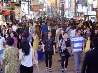 訪日外国人でごった返す夜の道頓堀＝大阪市中央区（張英壽撮影）