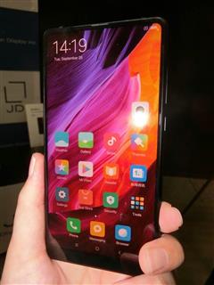 スマートフォンに使われたＪＤＩの新型液晶パネル。狭額縁でデザイン自由度が高い＝２６日、東京都千代田区