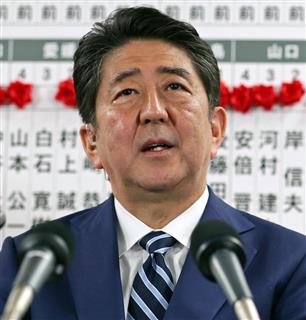 開票速報センターでインタビューに答える自民党総裁の安倍晋三首相＝２２日午後、東京・永田町の自民党本部（松本健吾撮影）