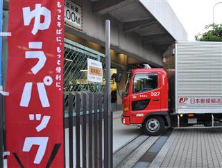 ゆうパックを取り扱う物流センターに入る配送車＝大阪市北区の大阪中央郵便局大淀分館物流センター（甘利慈撮影）