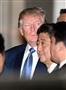 夕食会場に到着したトランプ米大統領（左）と安倍晋三首相（手前）＝５日午後、東京・銀座（川口良介撮影）