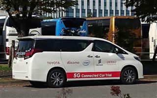 トヨタ自動車とＮＴＴドコモの５Ｇの実験に使われた自動車。自動車、通信各社は「コネクテッドカー」の研究を急ピッチで進める