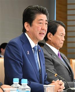 未来投資会議に臨む安倍晋三首相（左）と麻生太郎副総理兼財務相＝１７日午前、首相官邸（斎藤良雄撮影）