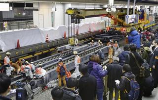 公開されたリニア中央新幹線の品川駅の建設工事＝２５日未明、ＪＲ品川駅