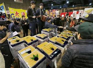 大阪市中央卸売市場で開かれた塩カズノコの初競り。民営化による市場活性化に注目が集まる