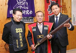 長野県上田市の山家神社の宝物庫で発見された、杉山弥一郎製造の火縄銃。左は鉄砲研究家の沢田平さん、右は同神社の押森慎宮司＝１２日午後、長野県庁