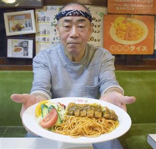 「きっちんせいじ」店主の安達征治さんと看板メニューのトルコライス＝長崎市