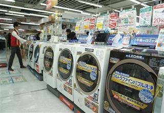 家電量販店の売り場。高価格でも付加価値の高い製品が人気だ＝東京都千代田区のビックカメラ有楽町店