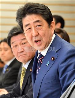 未来投資会議に臨む安倍晋三首相（手前）と茂木敏充経済再生担当相＝１日午後、首相官邸（斎藤良雄撮影）