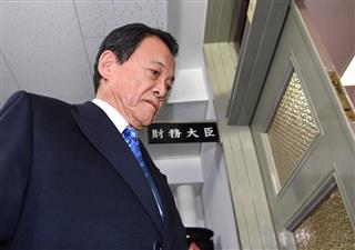 大臣室へ入る麻生太郎副総理兼財務相＝１２日午前、東京都千代田区の財務省（納冨康撮影）