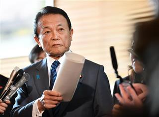 閣議を終え記者団の質問に答える麻生太郎副総理兼財務相＝１３日午前、首相官邸（斎藤良雄撮影）