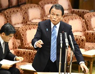 参院予算委員会で、答弁に立つ麻生太郎副総理兼財務相＝２０日午前、国会・参院第１委員会室（斎藤良雄撮影）