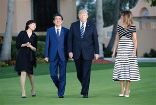 夕食会を前に散策する（左から）昭恵夫人、安倍首相、トランプ米大統領、メラニア夫人＝１７日、米フロリダ州パームビーチ（ＡＰ）