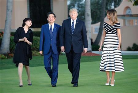 夕食会を前に散策する（左から）昭恵夫人、安倍首相、トランプ米大統領、メラニア夫人＝１７日、米フロリダ州パームビーチ（ＡＰ）