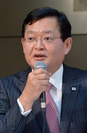 記者会見する東芝の車谷暢昭会長＝１５日午後、東京都港区の本社