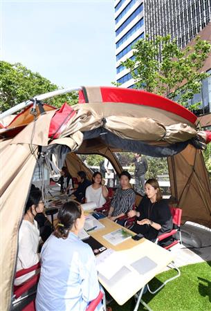 渋谷キャストで行われた「キャンピングオフィス」の体験会＝１６日午後、東京都渋谷区（鴨川一也撮影）