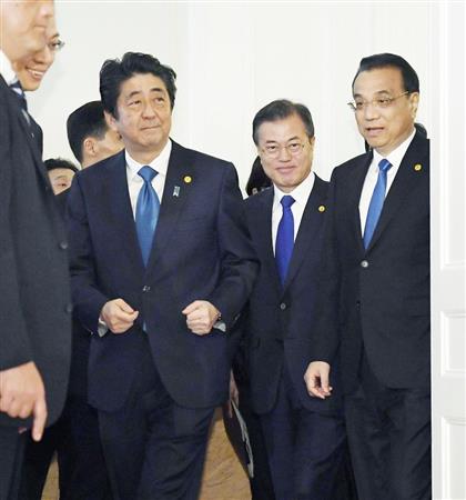 日中韓サミットを前に記念撮影に臨む（左から）安倍晋三首相、韓国の文在寅大統領、中国の李克強首相＝５月９日、東京・元赤坂の迎賓館（代表撮影）