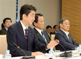 経済財政諮問会議に臨む（手前から）安倍晋三首相、麻生太郎副総理兼財務相、菅義偉官房長官＝５日午後、首相官邸（春名中撮影）