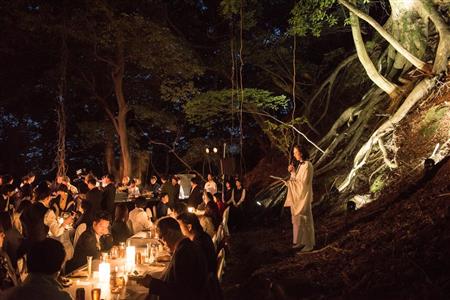 説明する中村氏とゲストら。ディナー会場とはにわかに信じられない光景