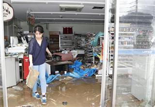 豪雨で浸水し、商品が散乱したコンビニ＝８日、愛媛県大洲市