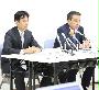 会見に臨む三越伊勢丹ホールディングス構造改革推進部の平松潮路部門長（左）と新潟三越伊勢丹の星野圭二郎社長＝２６日、新潟市中央区の第二西堀ビル（松崎翼撮影）