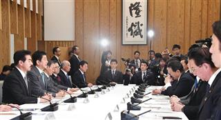 「持続可能な開発目標」実現を目指す推進本部の会合であいさつする安倍首相（左から２人目）＝２０１７年１２月２６日午前、首相官邸