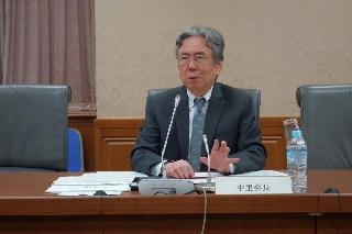 会見する政府税調の中里実会長＝２３日、東京都千代田区（西村利也撮影）