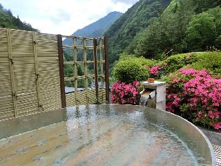 西山温泉「慶雲館」の露天風呂＝平成２９年６月１２日、山梨県早川町（中川真撮影）