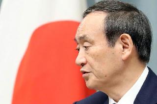 会見に臨む菅義偉官房長官＝２８日午前、首相官邸（春名中撮影）