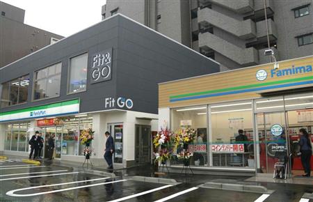 コンビニ、フィットネスジム、コインランドリが一体となった新店舗「ファミリマート仲六郷第一京浜店」＝２８日、東京都大田区