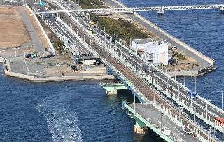 新しい橋桁が架設される前の関西国際空港連絡橋＝２月１２日、関西空港沖（本社ヘリから、沢野貴信撮影）