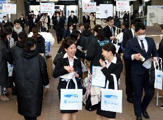 就職活動が解禁され、合同企業説明会会場に入る学生＝１日、大阪市住之江区のインテックス大阪（前川純一郎撮影）