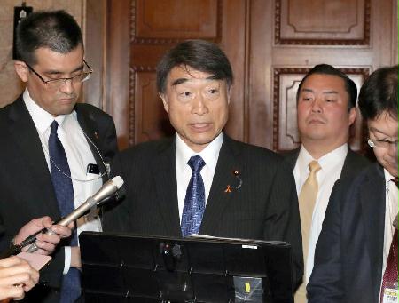 閣議後、記者団の質問に答える根本匠厚生労働相＝１日午前、国会内（春名中撮影）