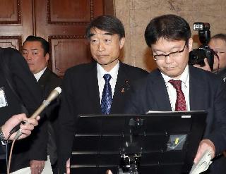 閣議後、記者団の質問に答える根本匠厚生労働相＝１日午前、国会内（春名中撮影）