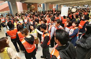 関西国際空港で行われた地震を想定した避難訓練＝５日午後（彦野公太朗撮影）