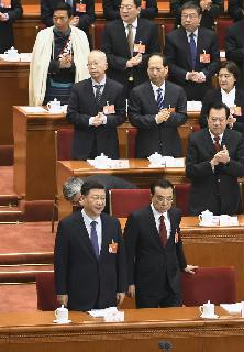 中国全人代に臨む習近平国家主席（手前左）と李克強首相＝５日、北京の人民大会堂（共同）