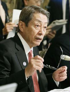 閣議後に記者会見する石田総務相＝５日午前、国会