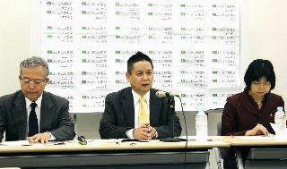 記者会見するコンビニ加盟店ユニオンの酒井孝典執行委員長（中央）ら＝６日午後、東京都内