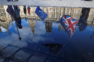 英議会の前で離脱反対派のデモ隊が掲げる英国やＥＵの旗＝２０１８年３月（ロイター）