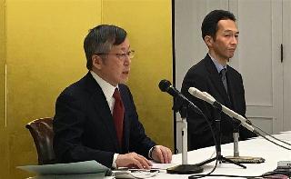 記者会見する日銀の原田泰審議委員（左）＝６日午後、甲府市（田邉裕晶撮影）